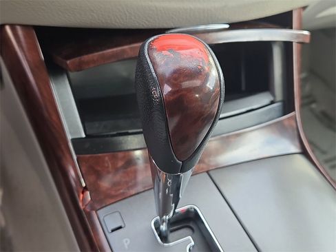 Used 2011 Toyota Avalon Limited image 17