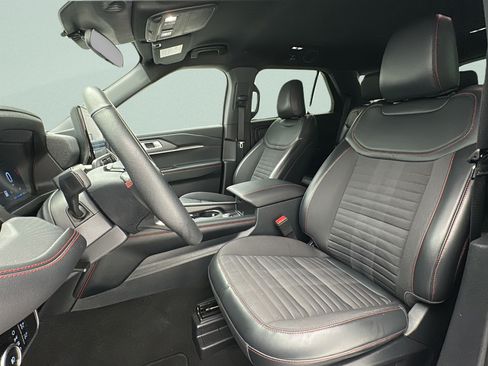 Used 2025 Ford Explorer ST-Line w/ ST-Line Street Pack AWD/4WD image 14