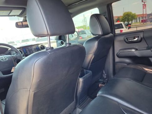 Used 2019 Toyota Tacoma TRD Sport w/ TRD Premium Sport Package AWD/4WD image 12