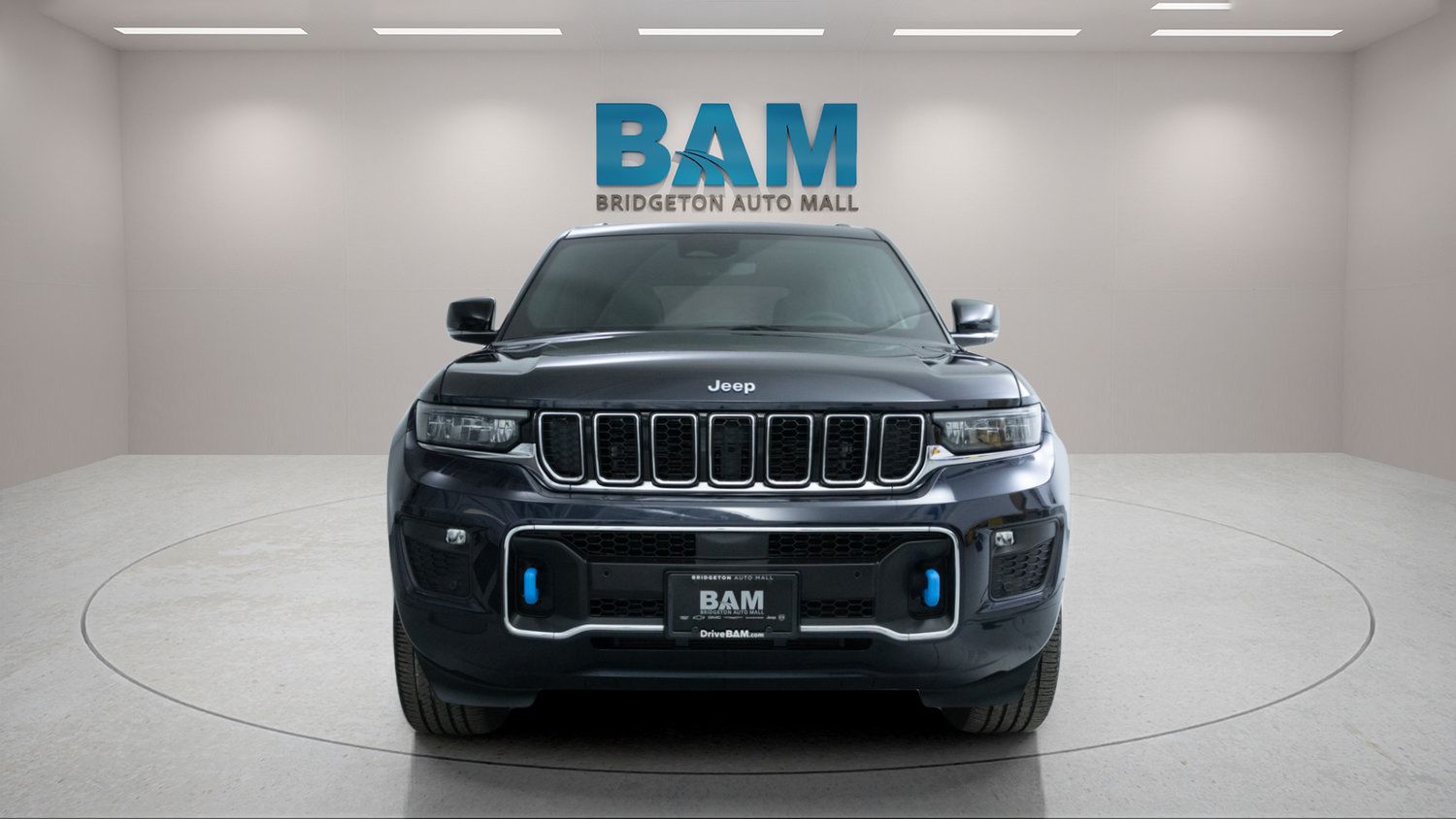 Used 2023 Jeep Grand Cherokee Overland AWD/4WD image 2