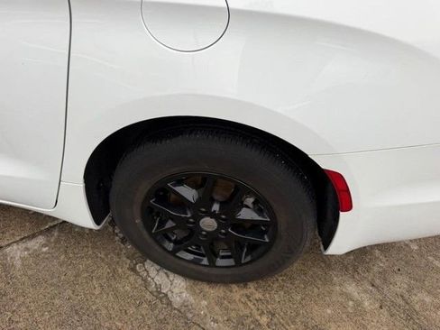 Used 2022 Chrysler Pacifica Touring-L image 6