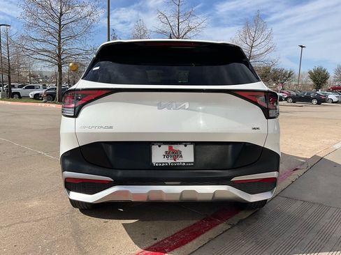 Used 2025 Kia Sportage LX image 7