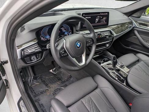 Used 2023 BMW 530e w/ Premium Package image 10