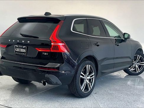 Used 2018 Volvo XC60 T5 Momentum w/ Vision Package image 2
