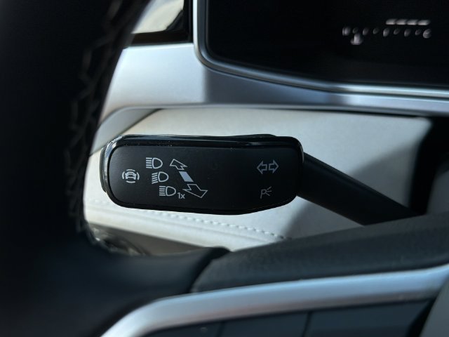 Used 2025 Volkswagen Taos SE AWD/4WD image 30