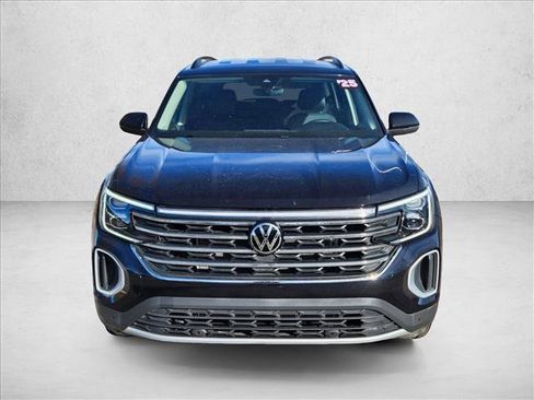 Used 2025 Volkswagen Atlas SE image 2