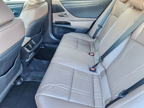 Used 2022 Lexus ES 300h Ultra Luxury image 31