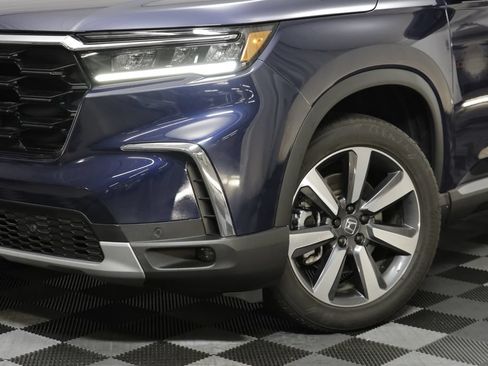 Used 2024 Honda Pilot Touring image 3