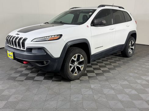 Used 2014 Jeep Cherokee Trailhawk w/ Technology Group AWD/4WD image 2