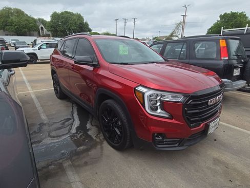 Used 2024 GMC Terrain SLT w/ Tech Package image 2