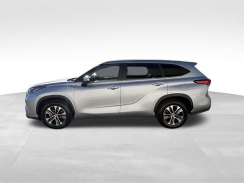 Used 2023 Toyota Highlander XLE image 12