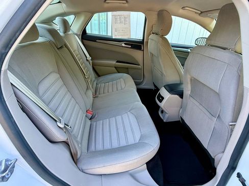 Used 2017 Ford Fusion SE w/ Fusion SE Technology Package FWD image 11