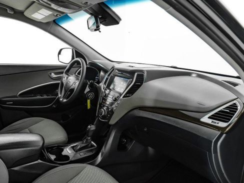 Used 2018 Hyundai Santa Fe SE image 10