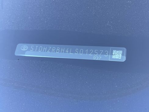 Used 2020 Toyota Highlander XLE image 31