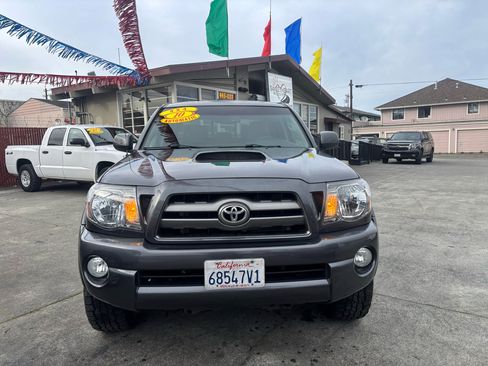 Used 2010 Toyota Tacoma TRD Sport Double Cab 4WD image 2