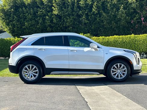 Used 2022 Cadillac XT4 Premium Luxury w/ Safety Alert Package FWD image 9
