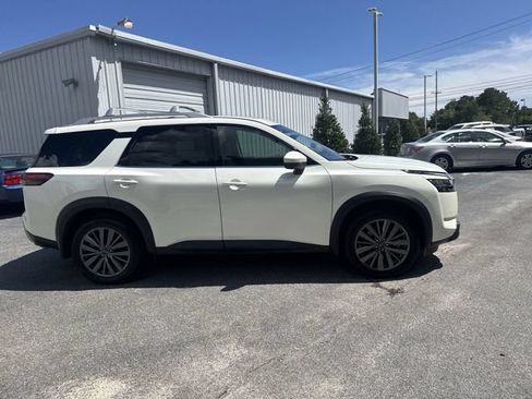 Used 2024 Nissan Pathfinder SL w/ SL Premium Package FWD image 4