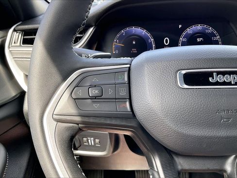 Used 2025 Jeep Grand Cherokee Laredo X w/ Luxury Tech Group I RWD image 18
