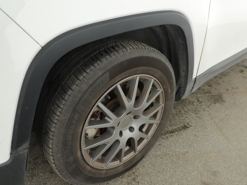 Used 2018 Jeep Cherokee Latitude Plus image 5