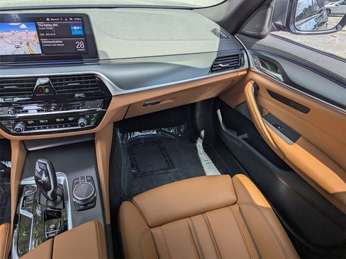 Used 2022 BMW M550i xDrive image 8