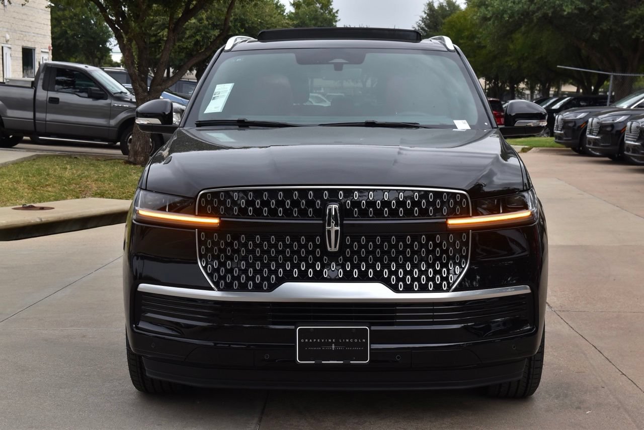 New 2027 Lincoln Navigator Reserve AWD/4WD image 2