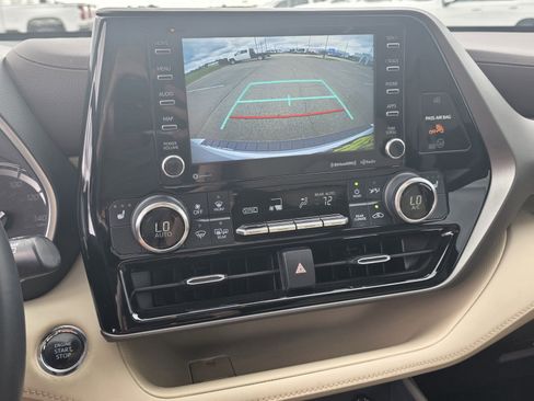 Used 2022 Toyota Highlander XLE FWD image 13