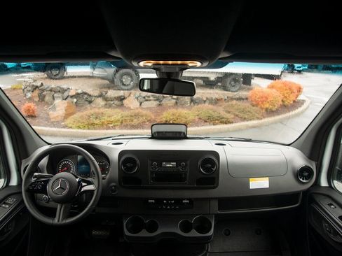 Used 2025 Mercedes-Benz Sprinter 2500 image 29