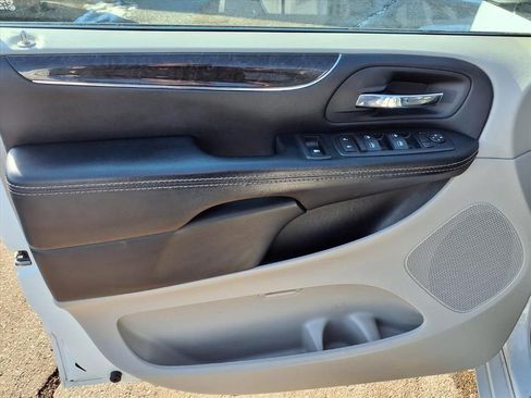 Used 2016 Chrysler Town & Country Touring-L image 13