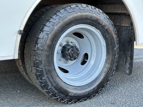 Used 2017 Ford E-350 and Econoline 350 Super Duty w/ Power Windows & Locks Group image 16