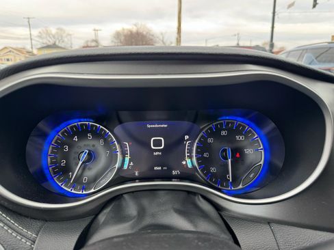 Used 2024 Chrysler Pacifica Touring-L image 25