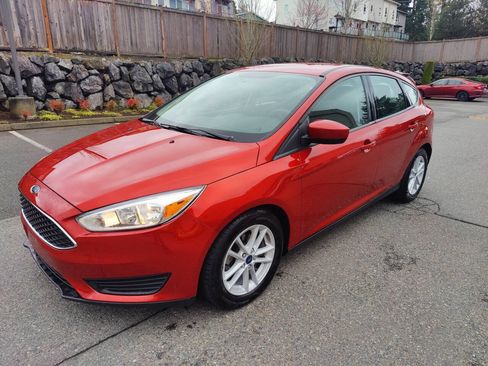 Used 2018 Ford Focus SE FWD image 2