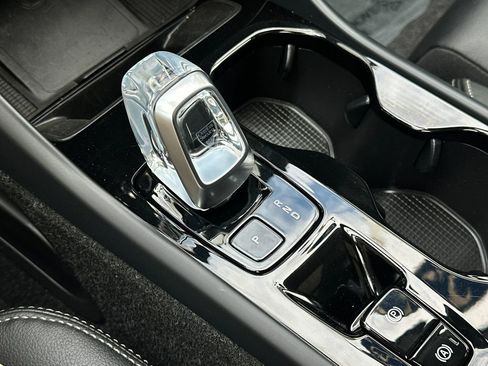 Certified 2025 Volvo XC40 B5 Plus AWD/4WD image 21