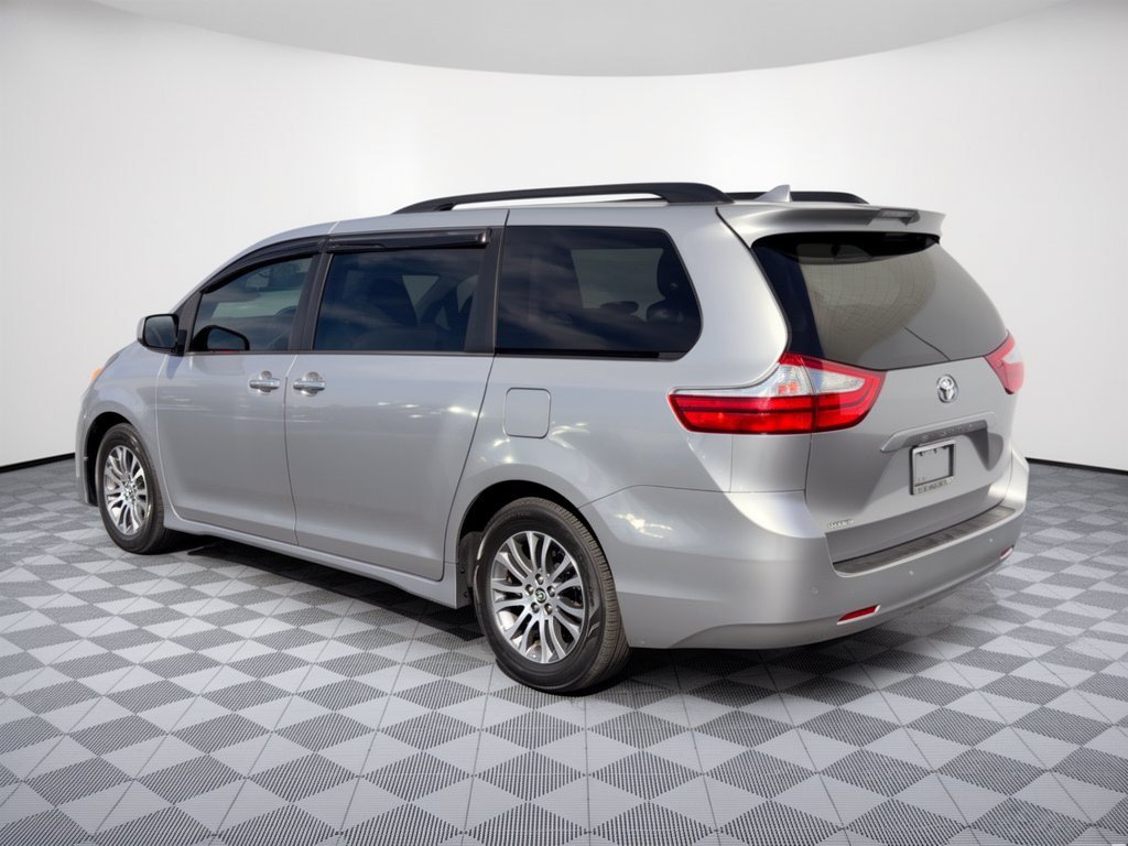 Used 2018 Toyota Sienna XLE w/ XLE Navigation Package FWD image 3