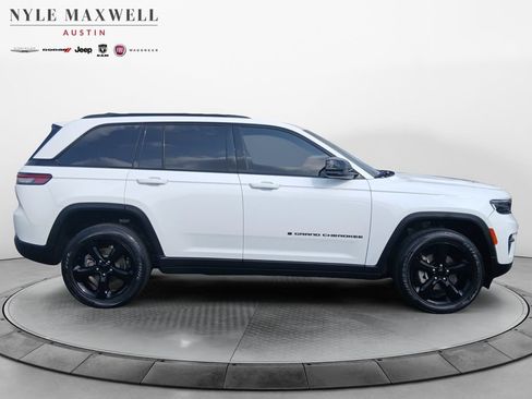 Used 2023 Jeep Grand Cherokee Altitude RWD image 17