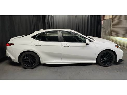 Used 2025 Toyota Camry SE FWD image 4