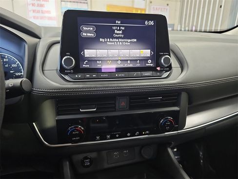 Used 2024 Nissan Rogue SV image 20