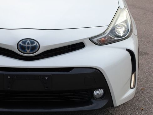 Used 2017 Toyota Prius V Five image 12