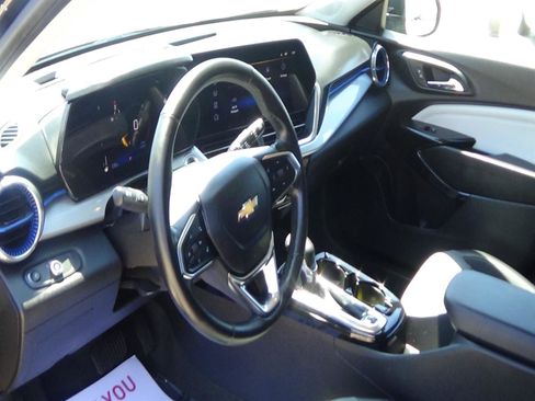 Used 2025 Chevrolet Trax LT w/ LT Convenience Package FWD image 16