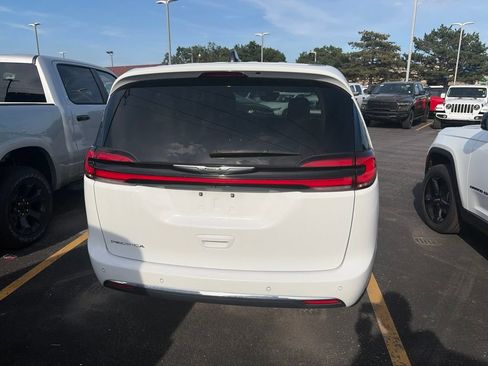 Used 2023 Chrysler Pacifica Touring-L FWD image 4
