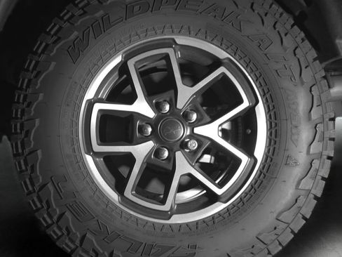 Used 2025 Jeep Gladiator Rubicon w/ Convenience Group AWD/4WD image 14