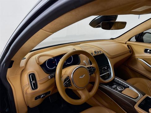 Used 2021 Aston Martin DBX image 9