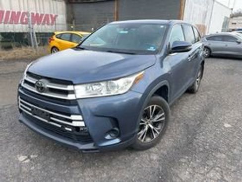 Used 2018 Toyota Highlander LE image 1