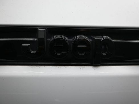 Used 2022 Jeep Grand Cherokee Altitude RWD image 19