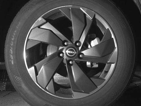 Used 2025 Nissan Rogue SV AWD/4WD image 13