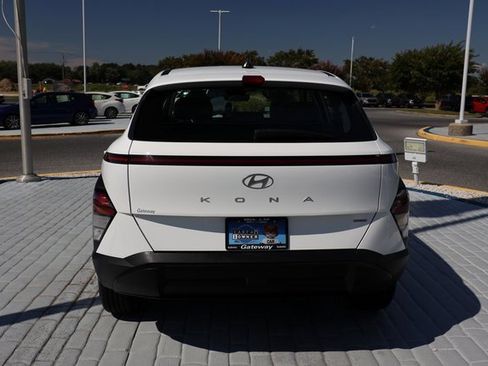Used 2024 Hyundai Kona SE image 4