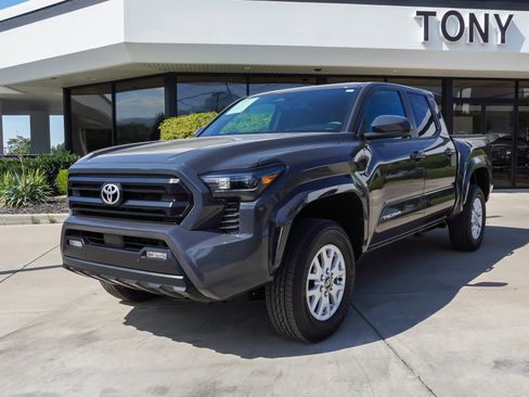 Used 2025 Toyota Tacoma SR5 AWD/4WD image 4