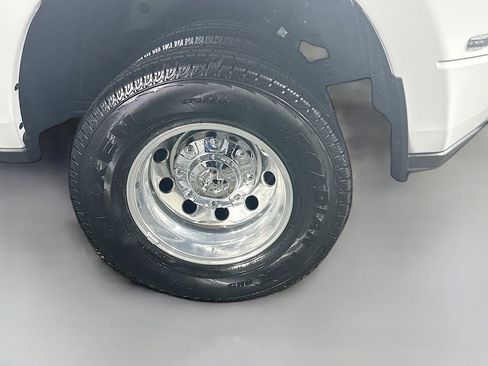 New 2025 RAM 3500 Laramie AWD/4WD image 17