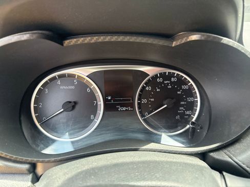 Used 2021 Nissan Versa S FWD image 11