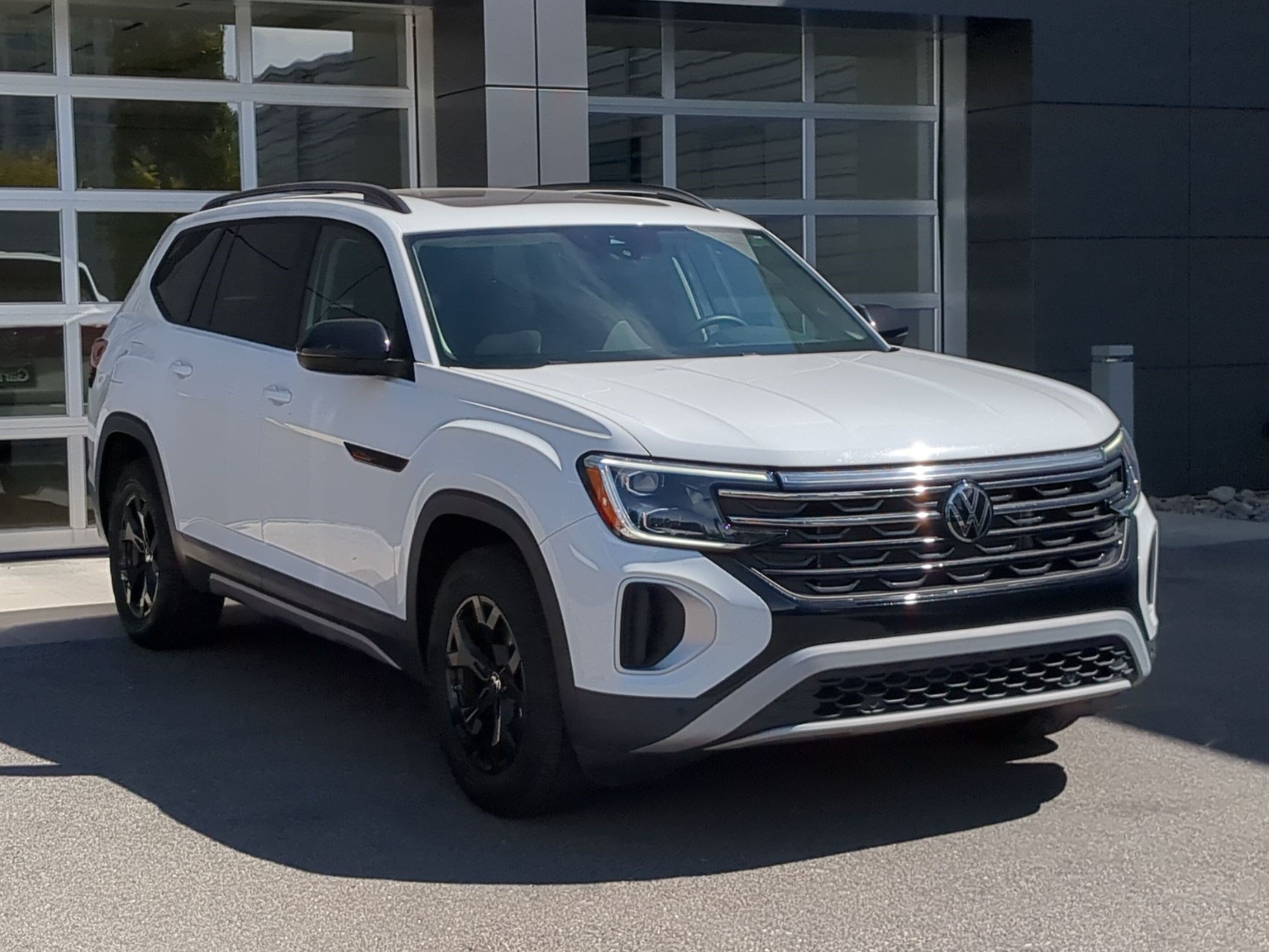 Used 2024 Volkswagen Atlas Peak Edition SE AWD/4WD image 3