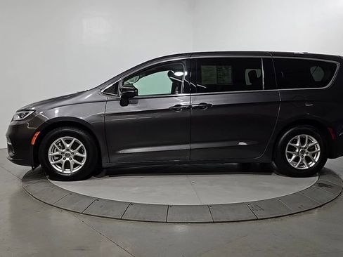 Used 2023 Chrysler Pacifica Touring-L FWD image 2